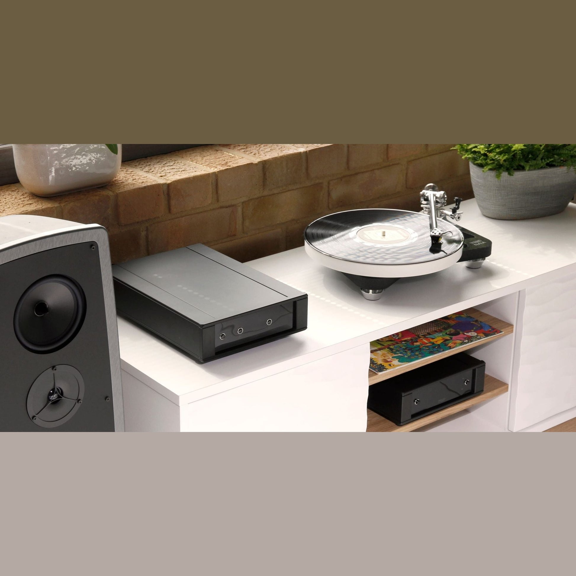 Rega Naia Flagship Turntable, Lifestyle-Ansicht im Wohnraum