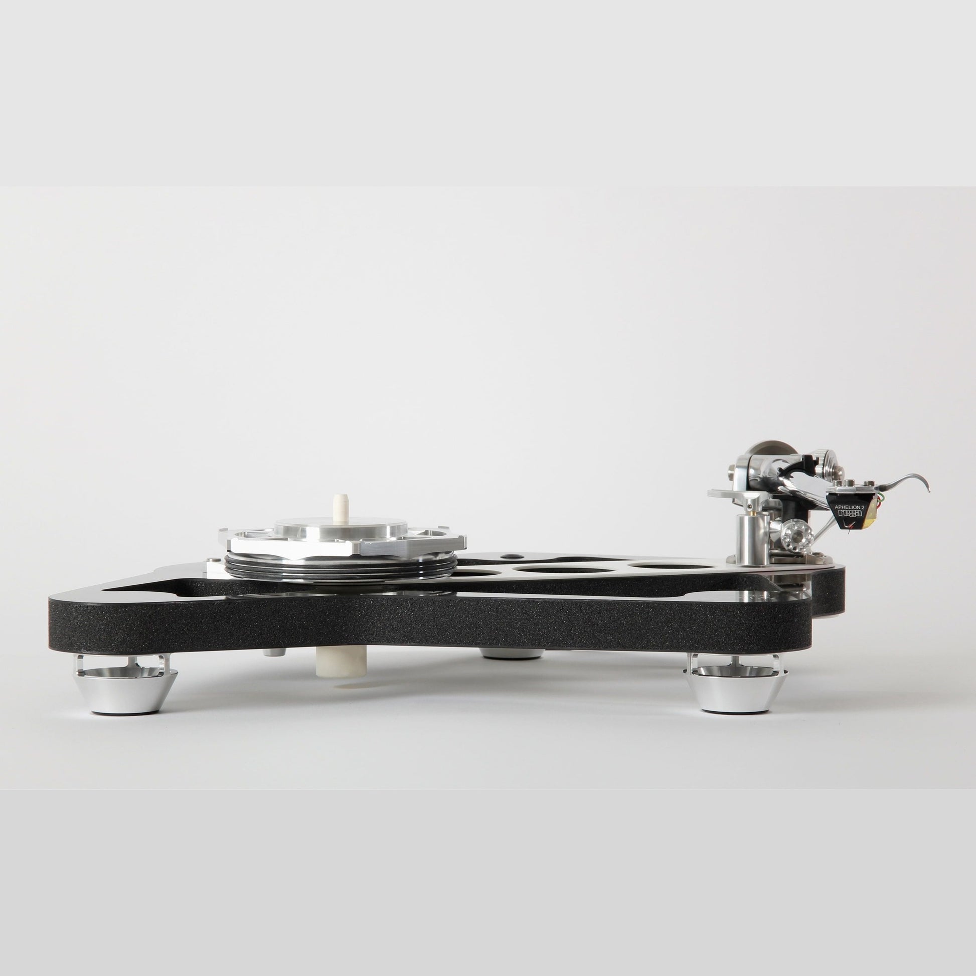 Rega Naia Plattenspieler mit Graphen-Carbon-Plinth, Seitenansicht