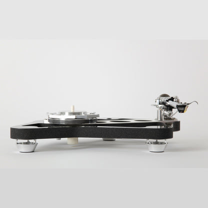Rega Naia Plattenspieler mit Graphen-Carbon-Plinth, Seitenansicht
