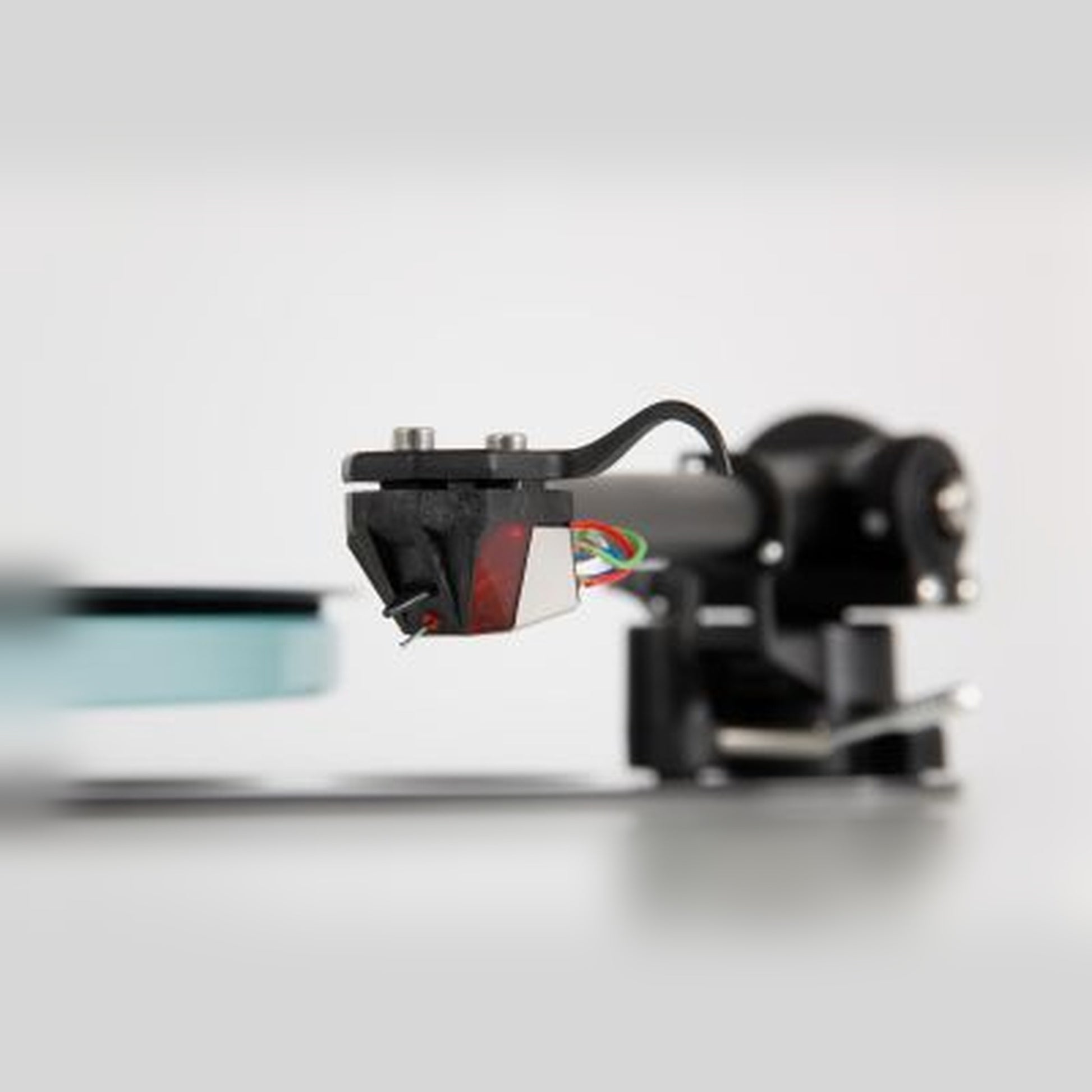 Rega Nd3 MM-Tonabnehmer montiert am Tonarm Detailansicht