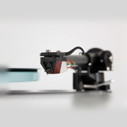 Rega Nd3 MM-Tonabnehmer montiert am Tonarm Detailansicht