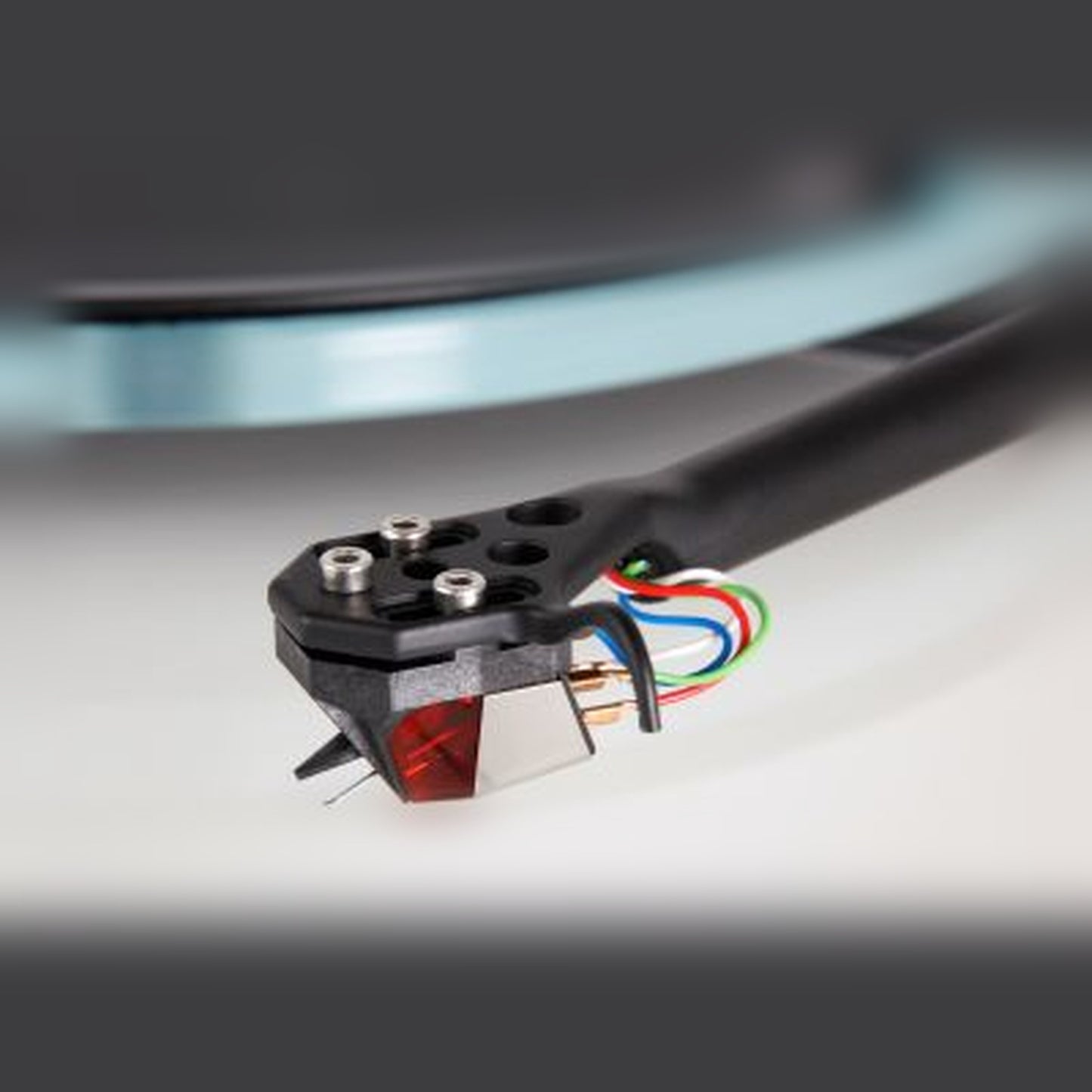 Rega Nd3 MM-Tonabnehmer montiert am Tonarm von oben