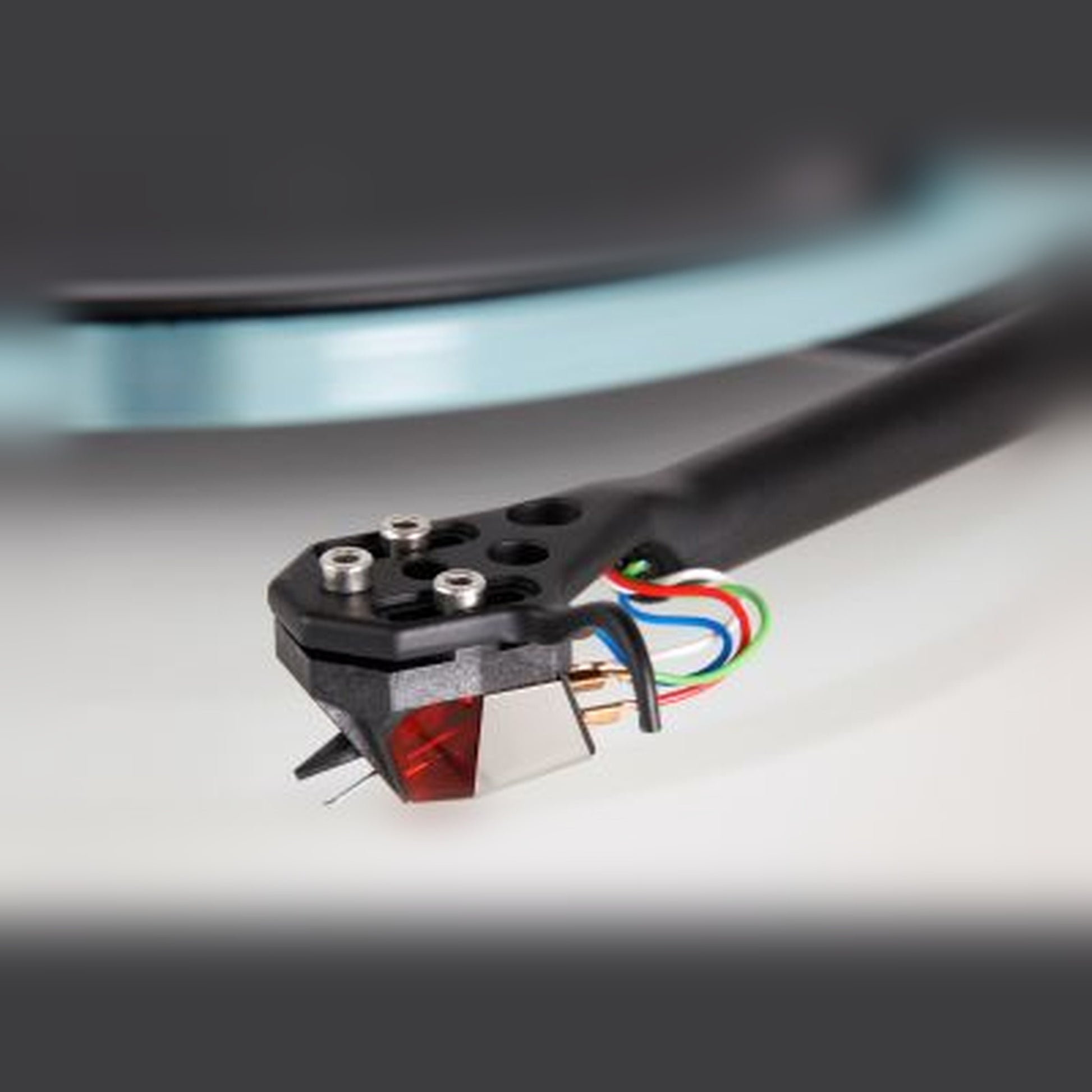 Rega Nd3 MM-Tonabnehmer montiert am Tonarm von oben