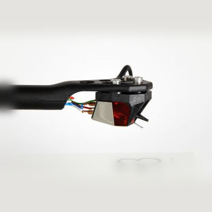 Rega Nd3 MM-Tonabnehmer montiert am Tonarm Seitenansicht
