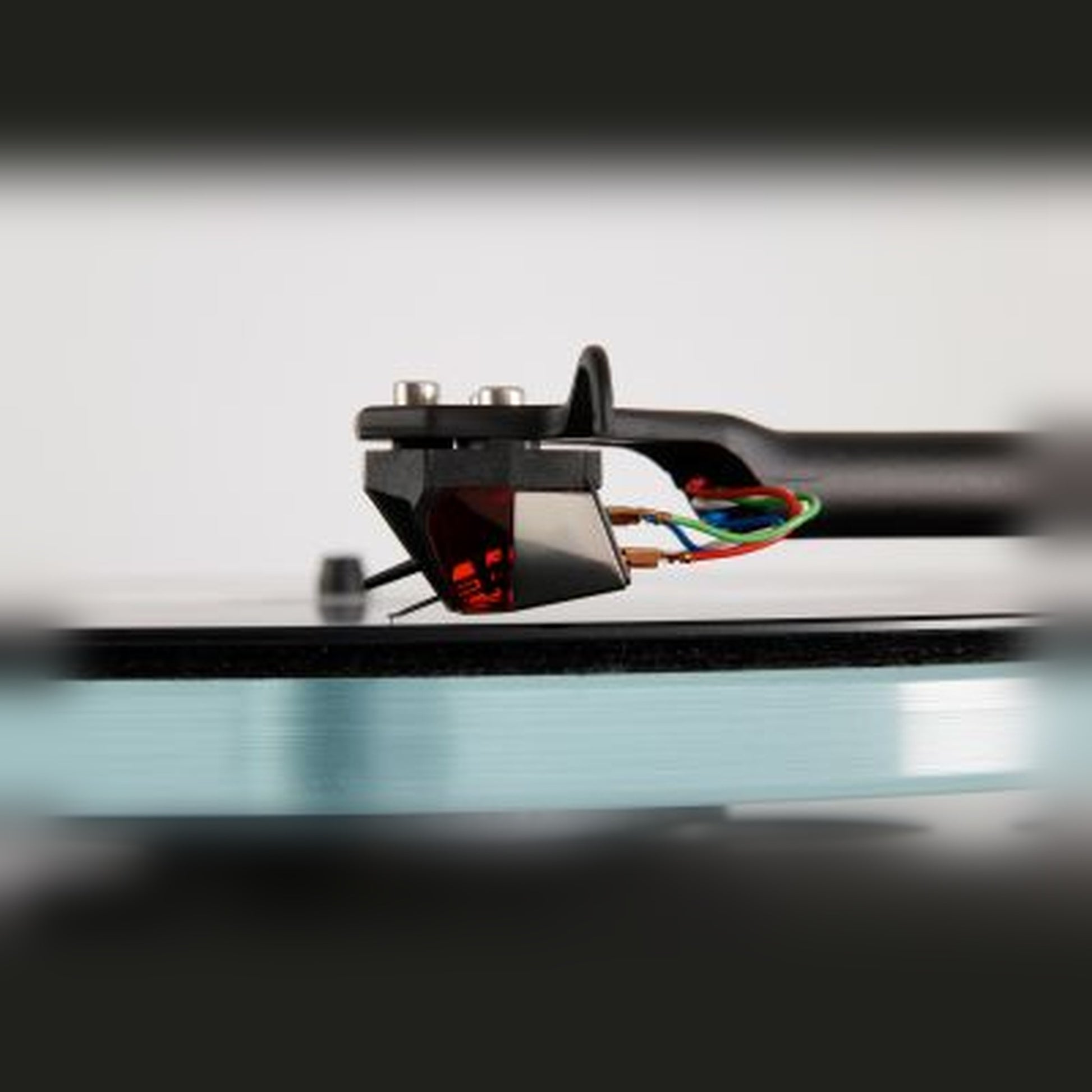 Rega Nd3 MM-Tonabnehmer montiert am Tonarm auf Schallplatte
