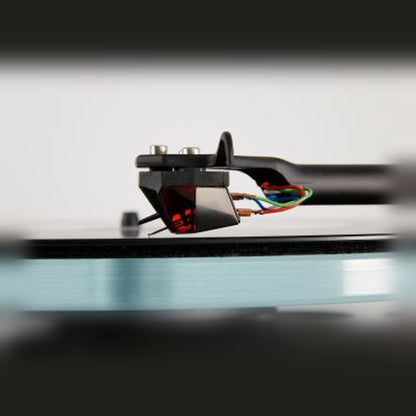 Rega Nd3 MM-Tonabnehmer montiert am Tonarm auf Schallplatte