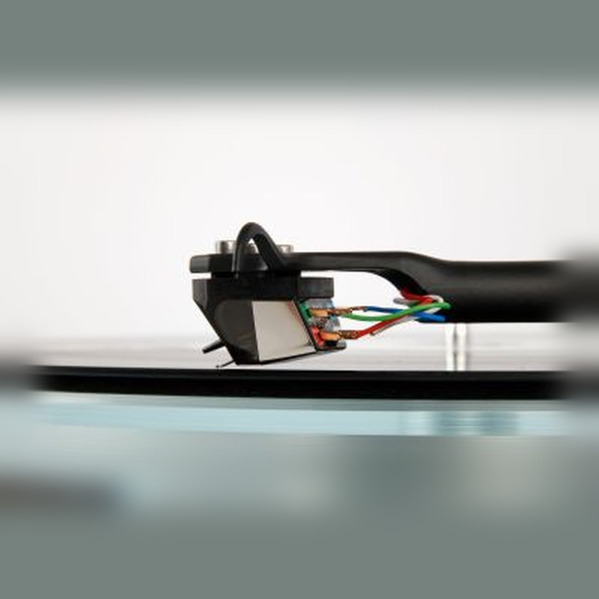 Rega Nd5 MM-Tonabnehmer montiert am Tonarm Kabelanschluss