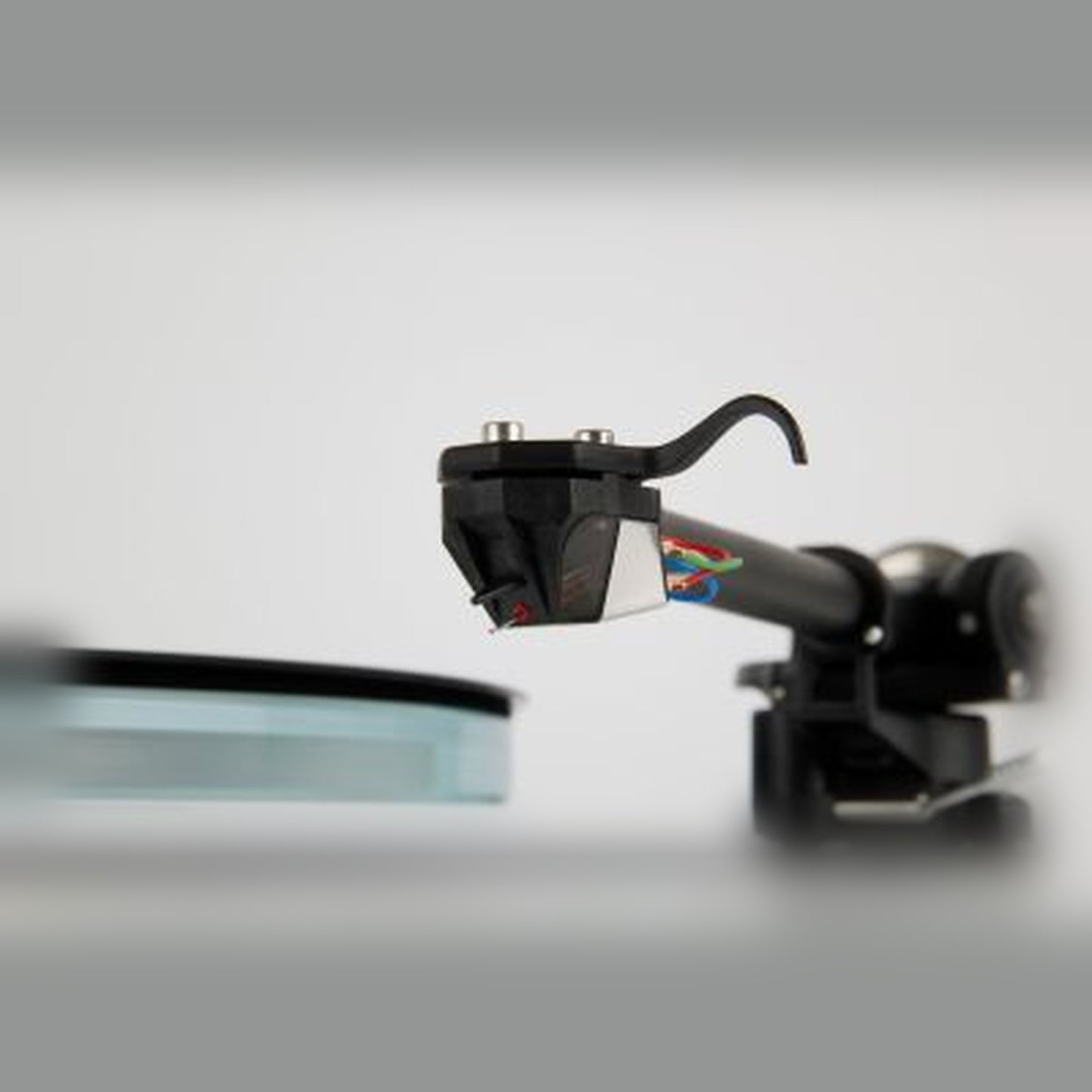 Rega Nd5 MM-Tonabnehmer montiert am Tonarm Seitenansicht