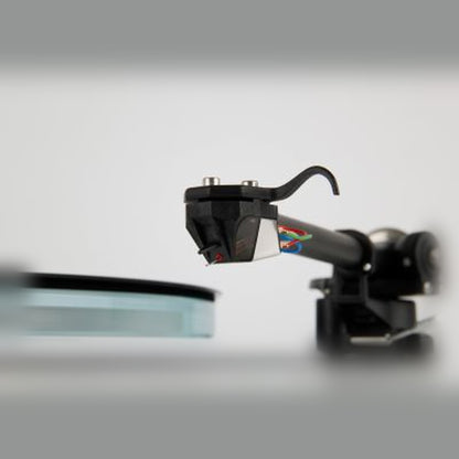 Rega Nd5 MM-Tonabnehmer montiert am Tonarm Seitenansicht