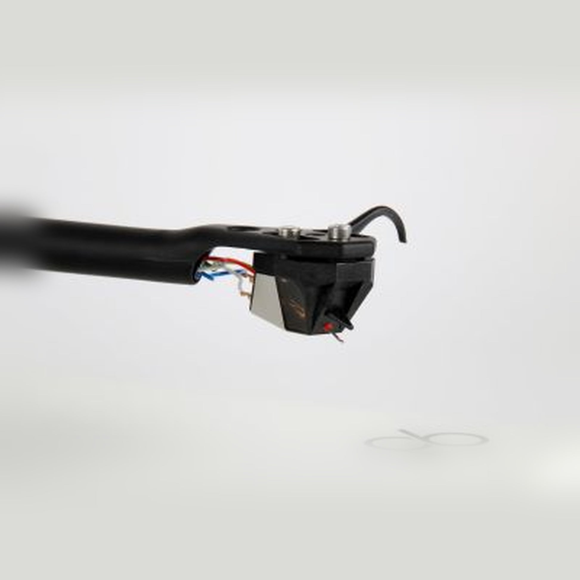 Rega Nd5 MM-Tonabnehmer montiert am Tonarm auf Schallplatte