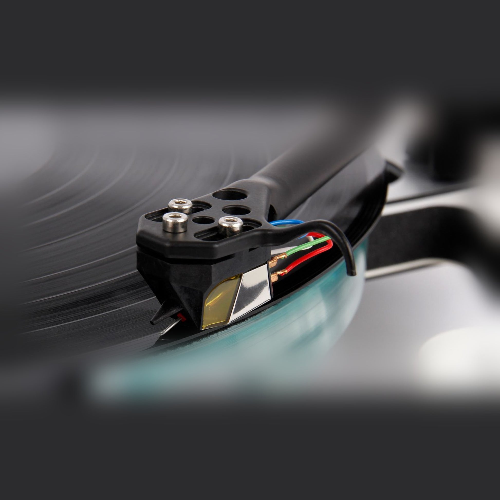 Rega Nd7 MM-Tonabnehmer montiert am Tonarm Kabelanschluss