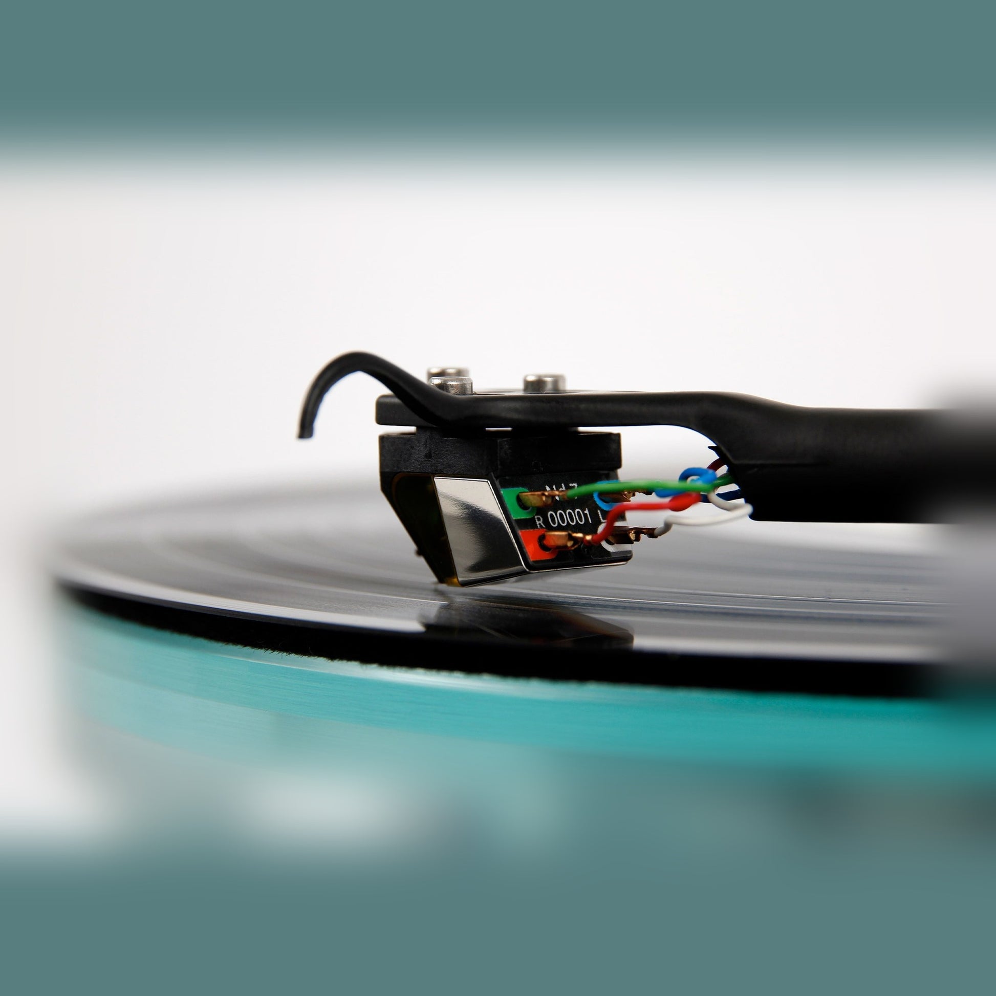Rega Nd7 MM-Tonabnehmer montiert am Tonarm auf Schallplatte