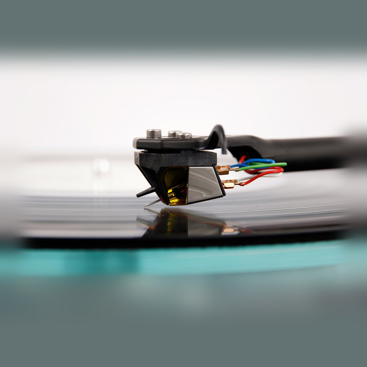 Rega Nd7 MM-Tonabnehmer montiert am Tonarm Seitenansicht