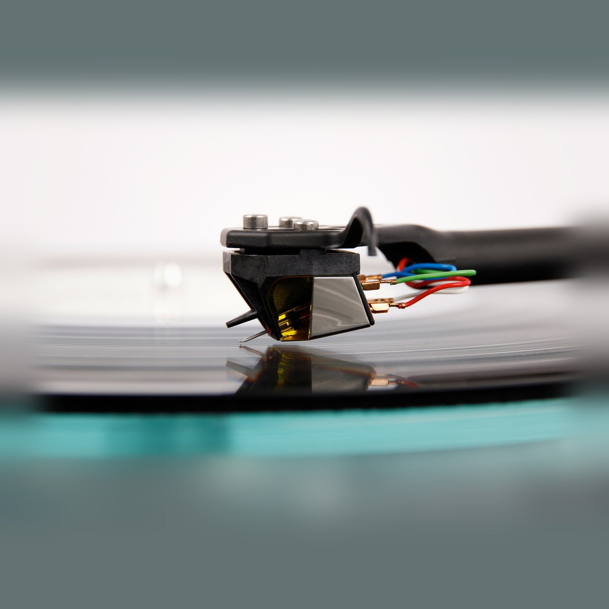 Rega Nd7 MM-Tonabnehmer montiert am Tonarm Seitenansicht