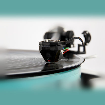 Rega Nd7 MM-Tonabnehmer montiert am Tonarm Gesamtansicht Tonarm