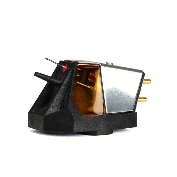 Rega ND9 MM-Tonabnehmer, Seitenansicht mit Nadel und vergoldeten Anschlusspins