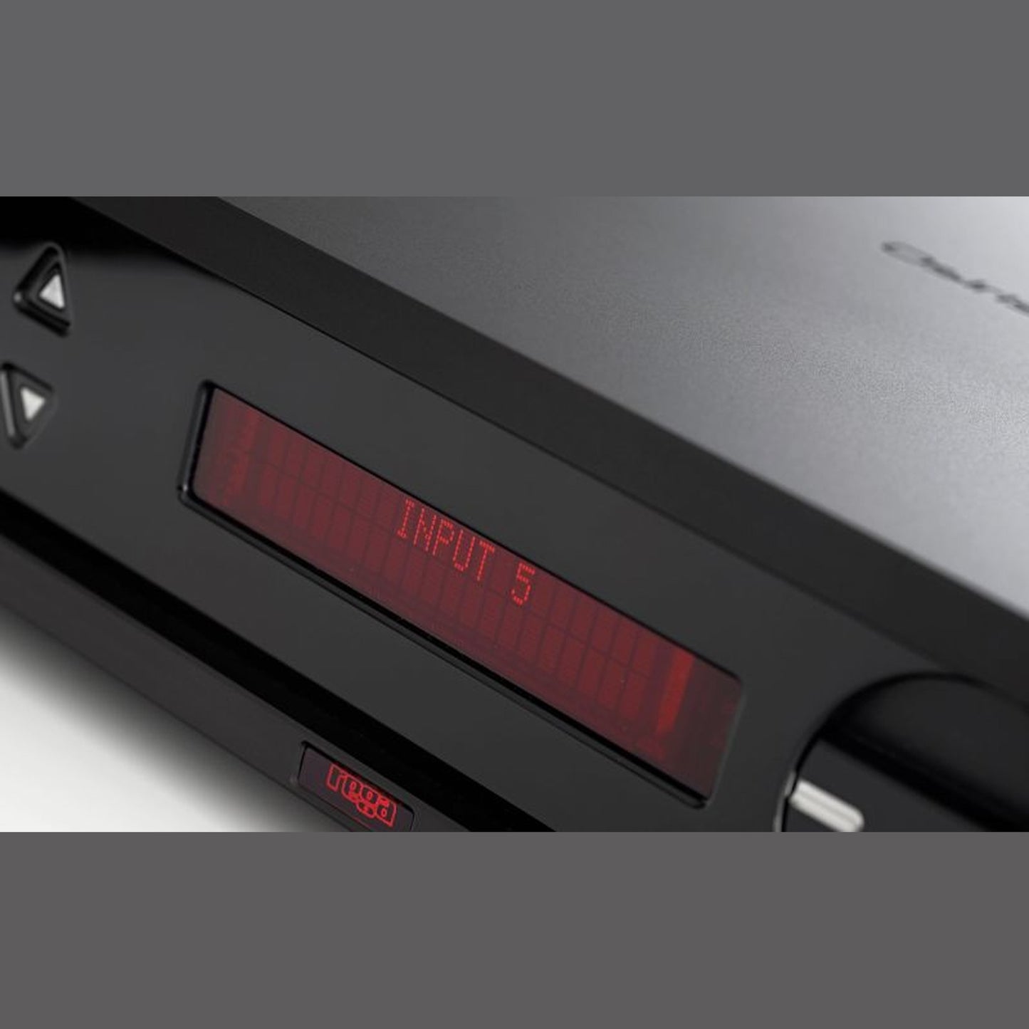 Rega Osiris Referenz-Vollverstärker, Detailansicht Display-Nahaufnahme mit Eingangsanzeige