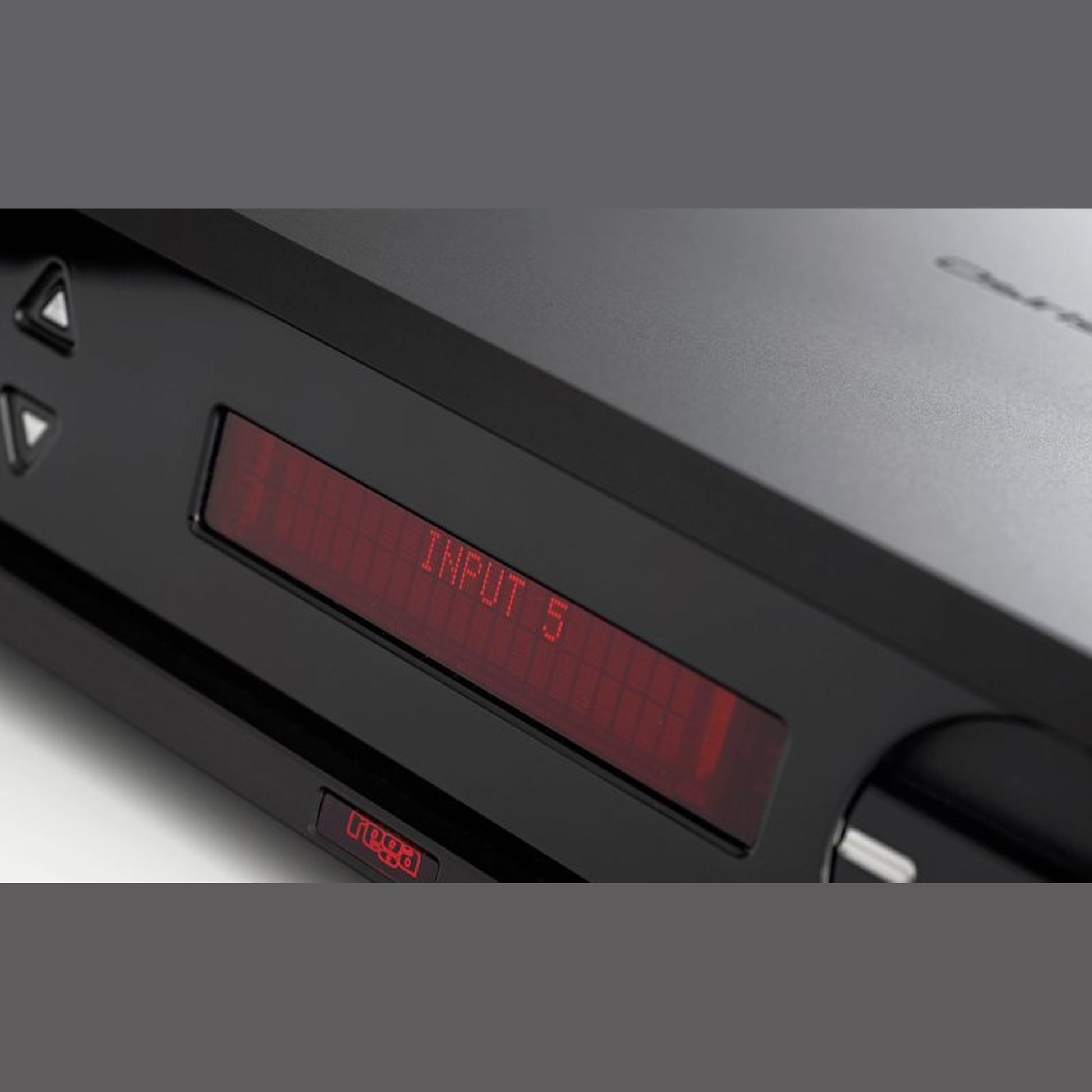 Rega Osiris Referenz-Vollverstärker, Detailansicht Display-Nahaufnahme mit Eingangsanzeige