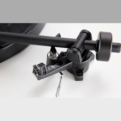 Rega Planar 1 Plus Plattenspieler Schwarz Detailansicht RB110 Tonarmlager