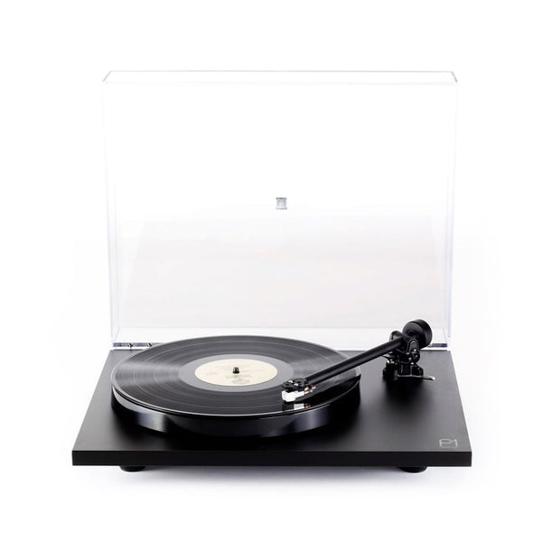 Rega Planar 1 Plus Plattenspieler Schwarz Frontansicht mit geöffneter Staubschutzhaube