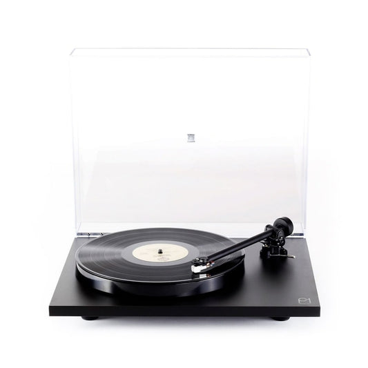Rega Planar 1 Plus Plattenspieler Schwarz Frontansicht mit geöffneter Staubschutzhaube
