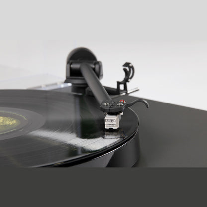 Rega Planar 1 Plus Plattenspieler Walnuss Detailansicht Rega Carbon Tonabnehmer