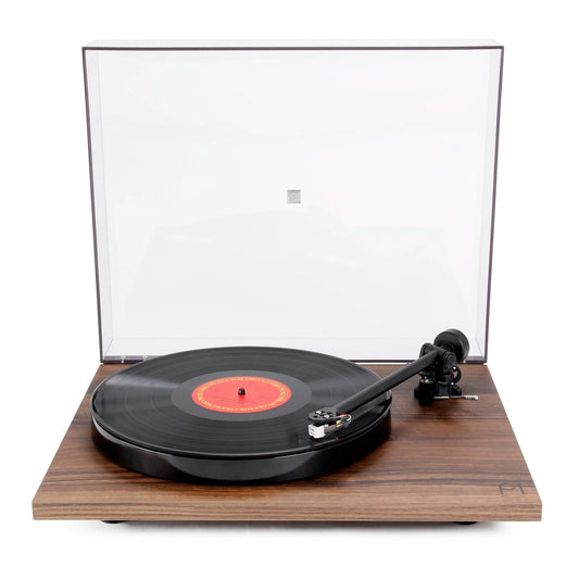 Rega Planar 1 Plus Plattenspieler Walnuss Frontansicht mit geöffneter Staubschutzhaube