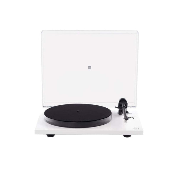 Rega Planar 1 Plus Plattenspieler Weiss Frontansicht mit geöffneter Staubschutzhaube