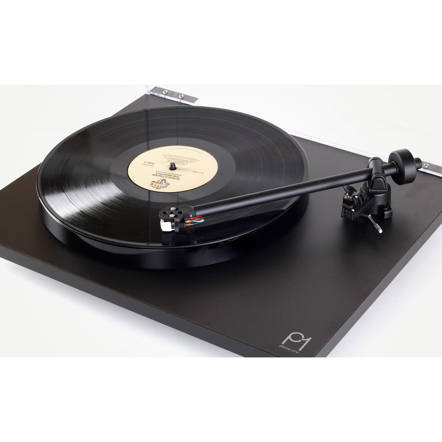 Rega Planar 1 Plattenspieler Schwarz Schrägansicht mit aufgelegter Schallplatte