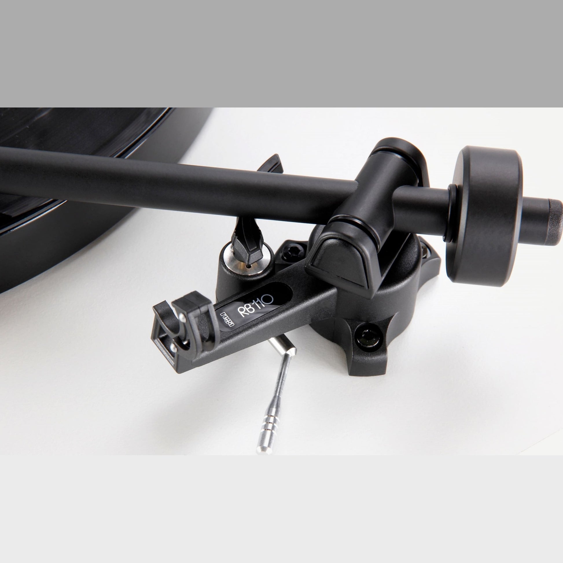 Rega Planar 1 Plattenspieler Weiss Detailansicht RB110 Tonarmlager