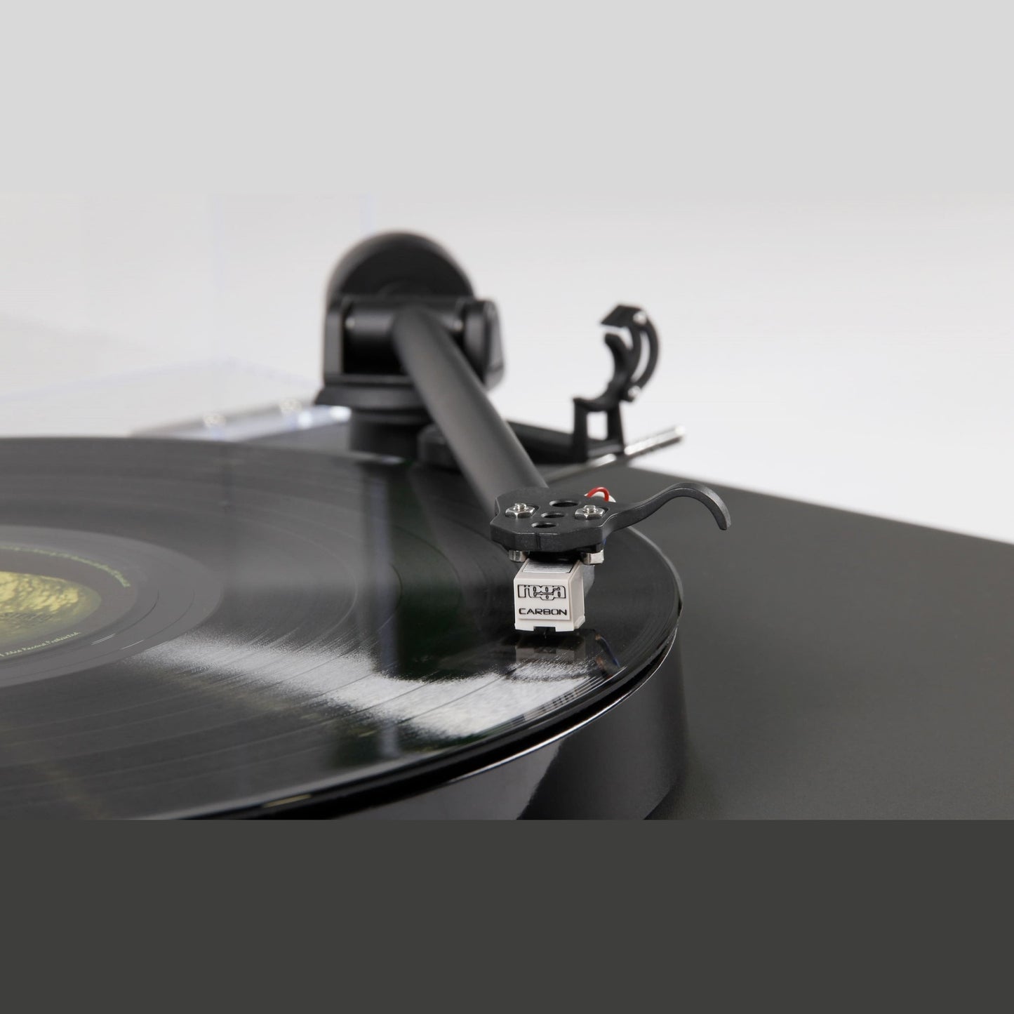 Rega Planar 1 Plattenspieler Weiss Detailansicht Rega Carbon Tonabnehmer