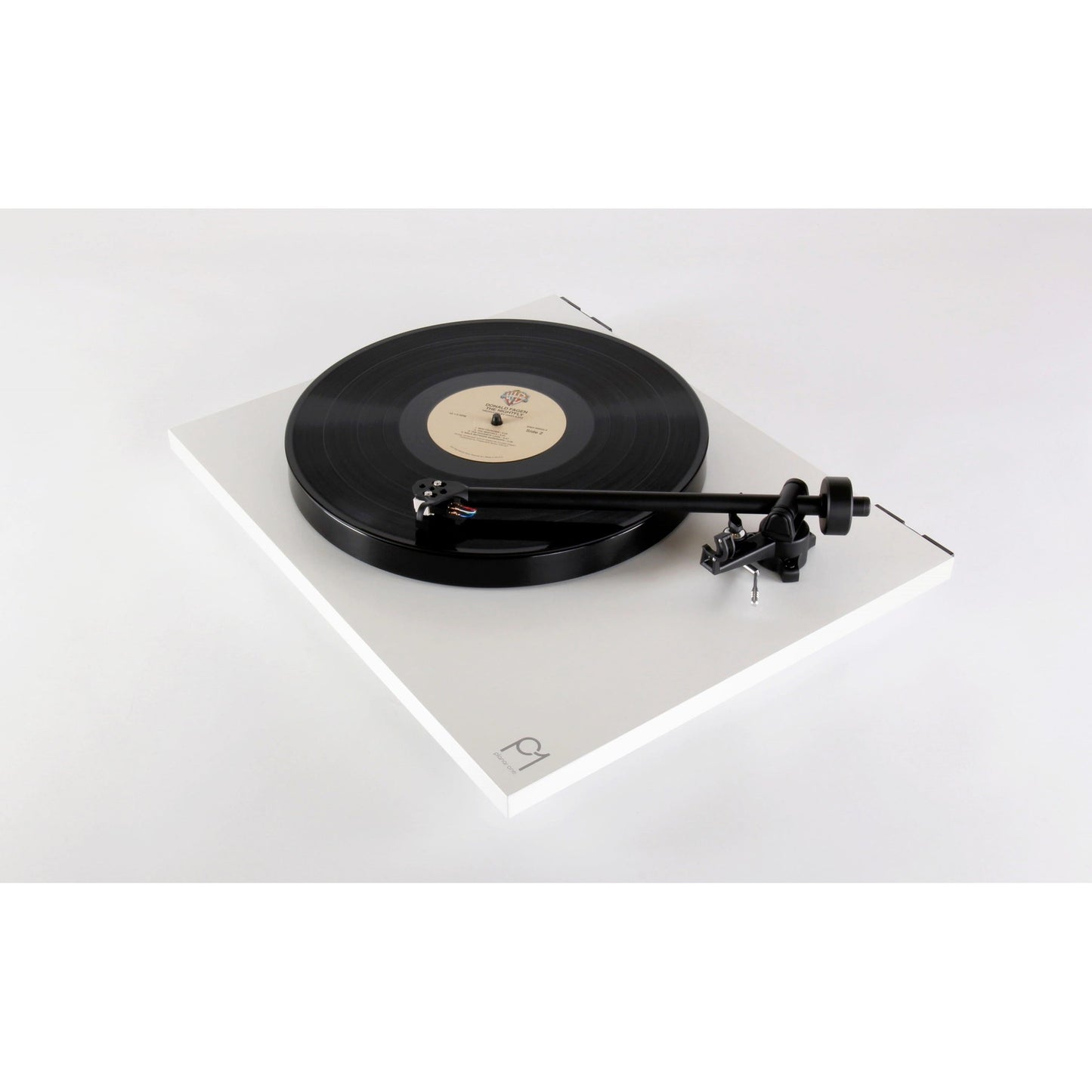 Rega Planar 1 Plattenspieler Weiss Schrägansicht mit aufgelegter Schallplatte