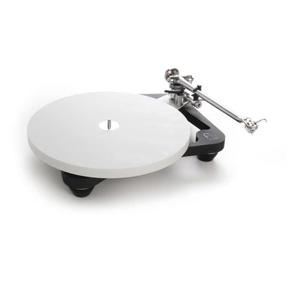 Rega Planar 10 Plattenspieler, Schwarz, Schrägansicht mit Tonarm und Staubschutzhaube