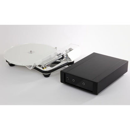 Rega Planar 10 Plattenspieler, Schwarz, Schrägansicht mit PL10 Netzteil, Nahaufnahme