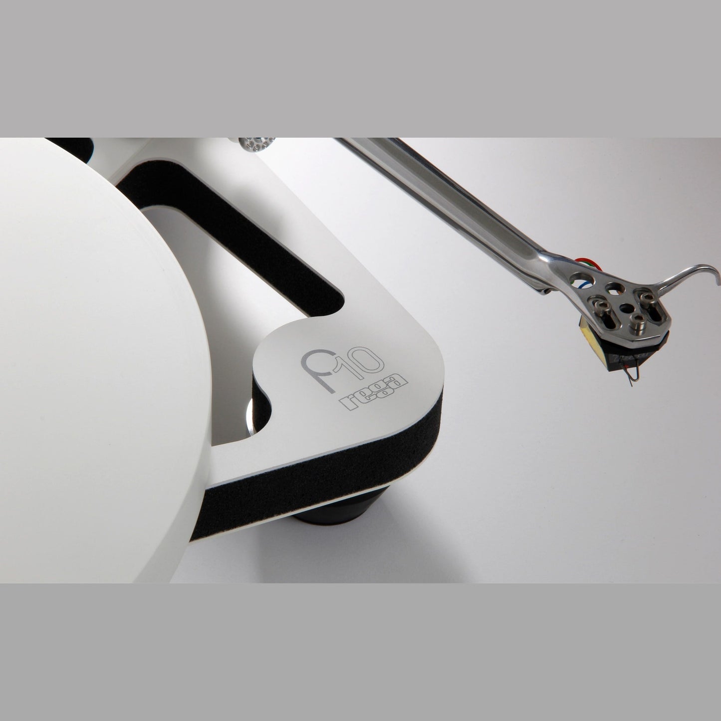 Rega Planar 10 Plattenspieler, Weiss, Detailansicht Zarge mit P10-Gravur und Tonarm