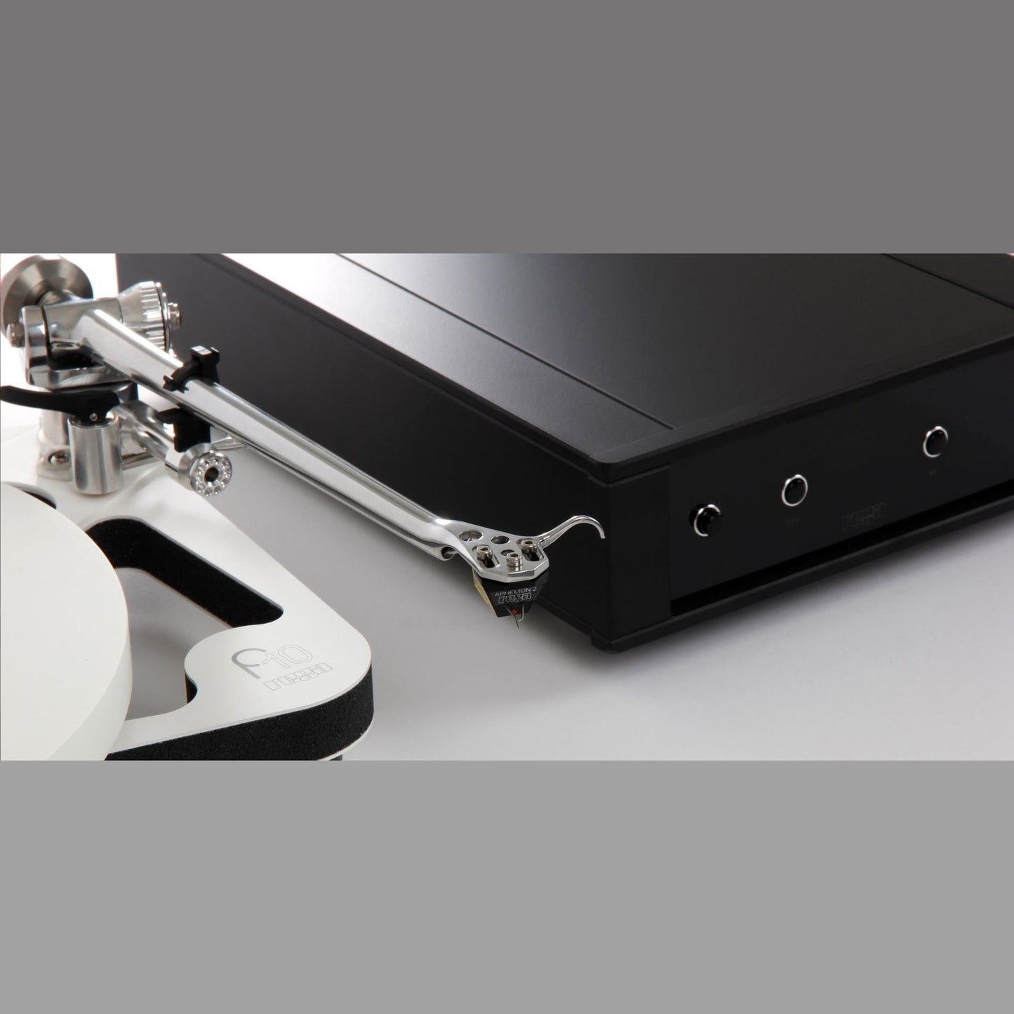 Rega Planar 10 Plattenspieler, Weiss, Detailansicht Tonarm und Aphelion-2-Tonabnehmer