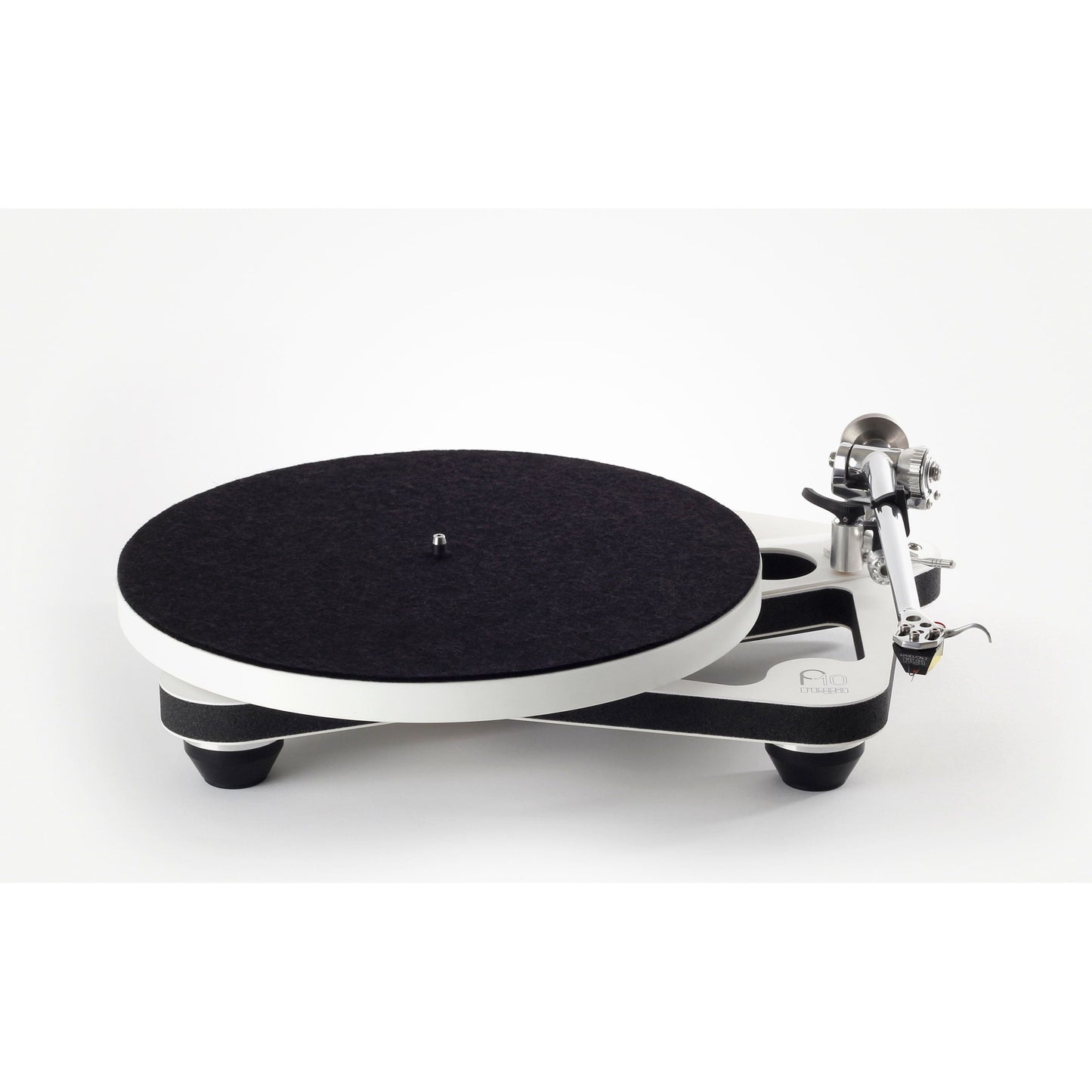 Rega Planar 10 Plattenspieler, Weiss, Schrägansicht mit aufgelegter Filzmatte