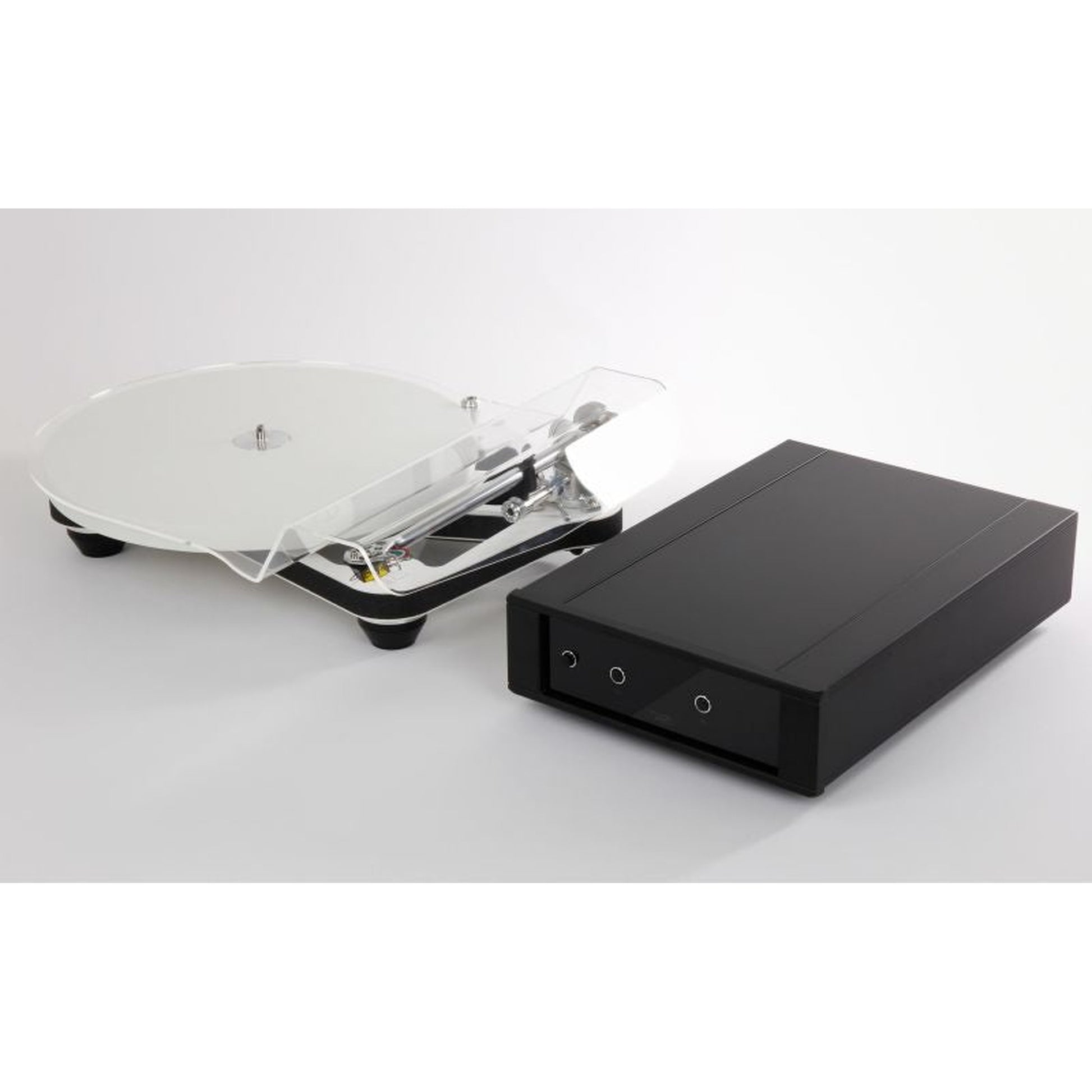 Rega Planar 10 Plattenspieler, Weiss, Schrägansicht mit PL10 Netzteil, Nahaufnahme