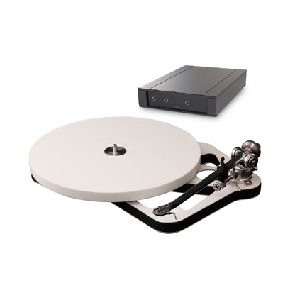 Rega Planar 10 Plattenspieler, Weiss, Schrägansicht mit PL10 Netzteil im Hintergrund