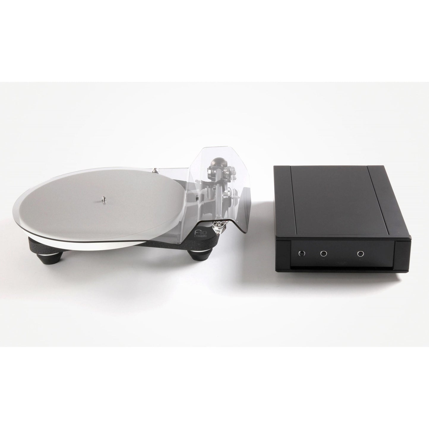 Rega Planar 10 SE 1 Swiss Edition Plattenspieler, Schrägansicht mit Neo PSU Netzteil