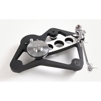 Rega Planar 10 SE 1 Swiss Edition Plattenspieler, Schrägansicht auf Subteller und Tonarm ohne Glasteller