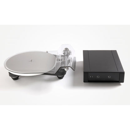 Rega Planar 10 SE 2 Swiss Edition Plattenspieler Seitenansicht mit geöffneter Staubschutzhaube neben Aura-Phonostufe