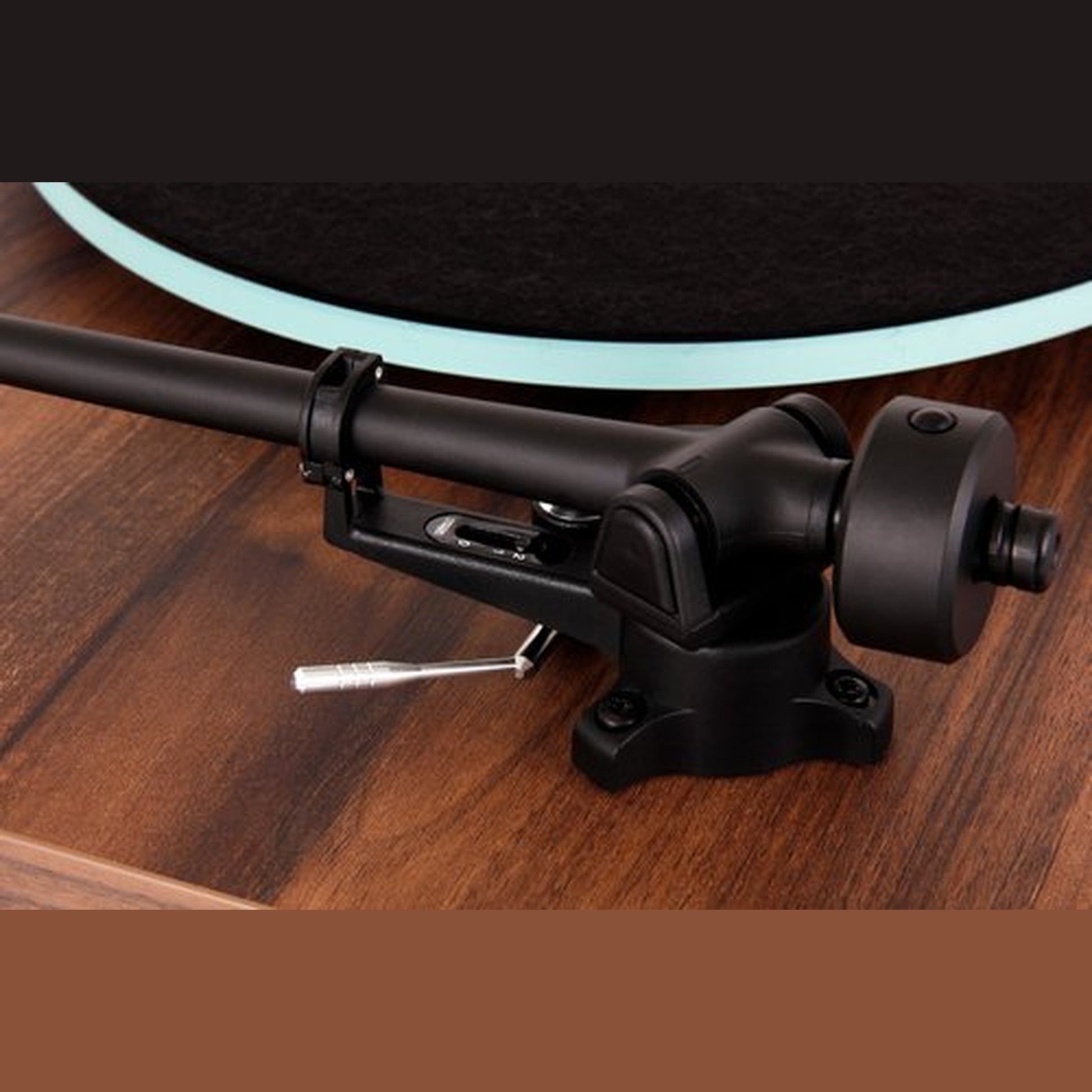 Rega Planar 2 Nd3 Plattenspieler Walnuss Detailansicht Tonarmlager