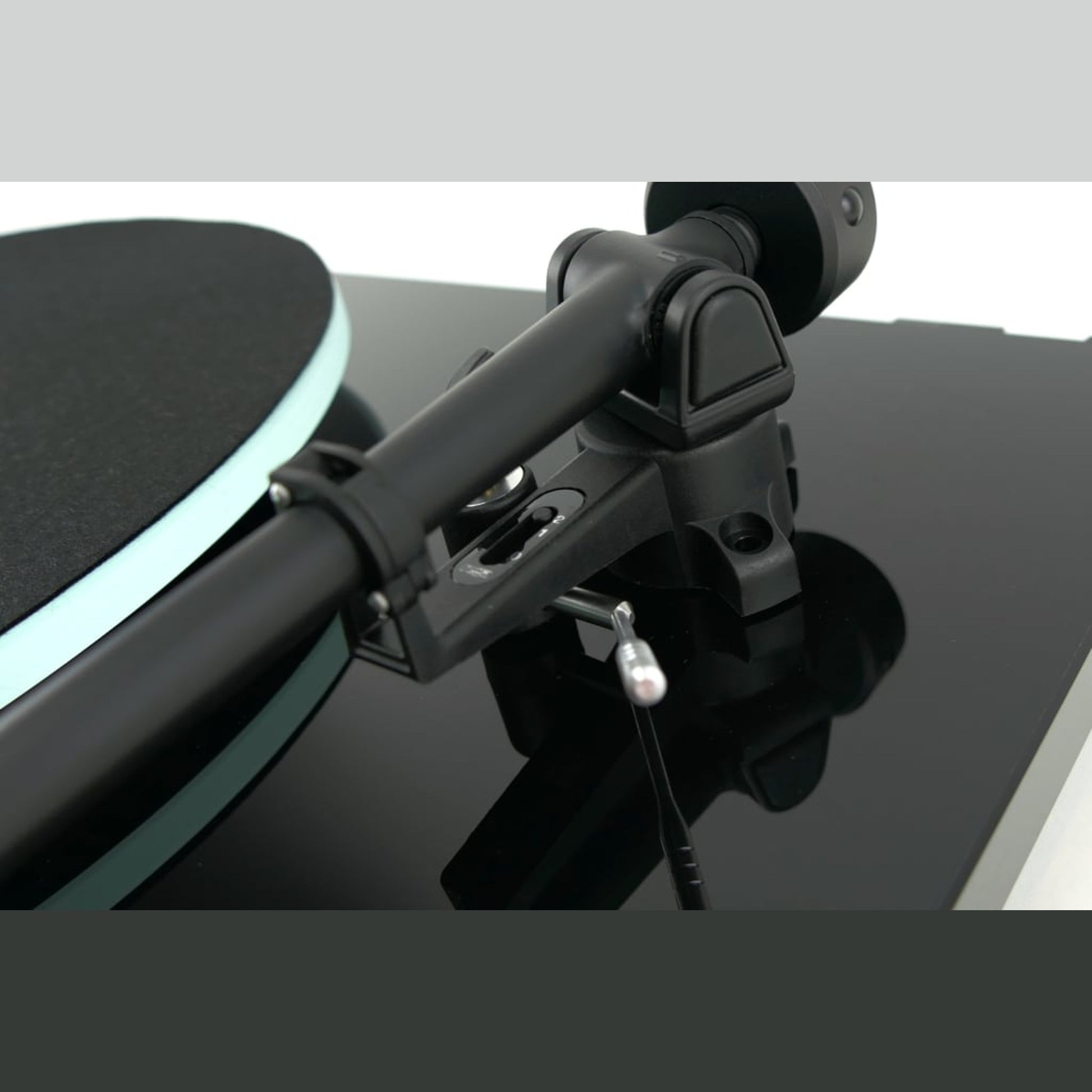 Rega Planar 2 Plattenspieler Schwarz Detailansicht Tonarmlager mit Antiskating