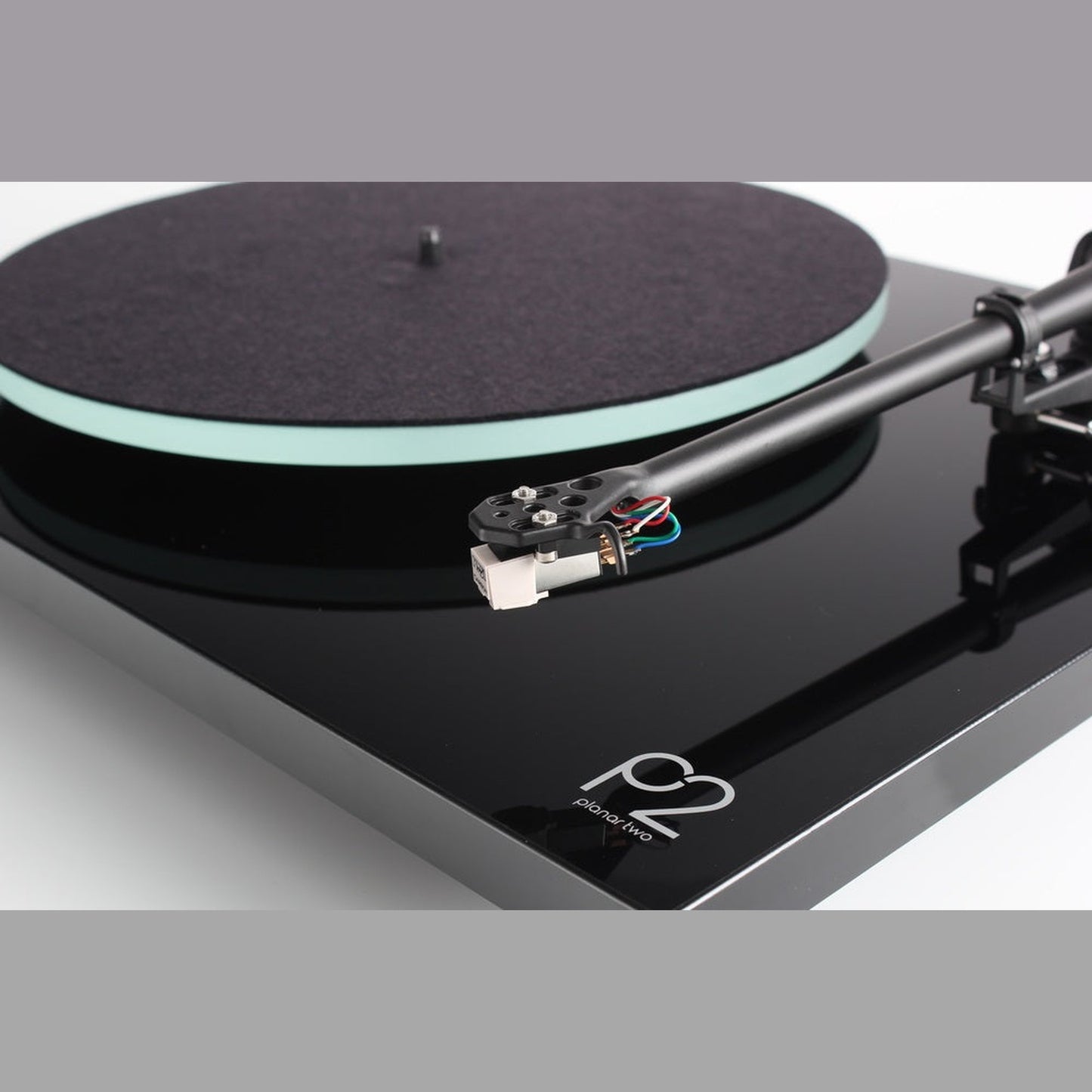 Rega Planar 2 Plattenspieler Schwarz Detailansicht Tonarm mit Tonabnehmer