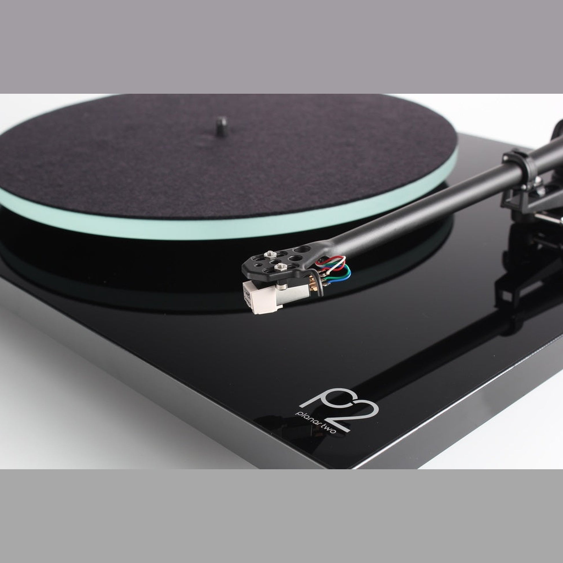 Rega Planar 2 Plattenspieler Schwarz Detailansicht Tonarm mit Tonabnehmer
