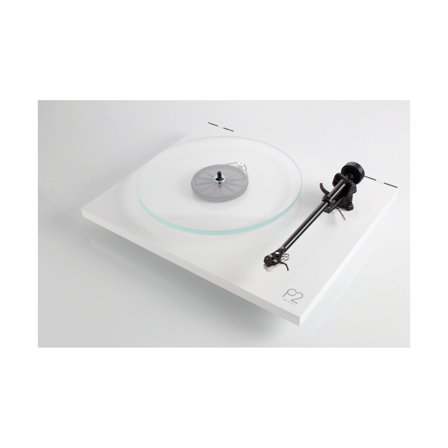 Rega Planar 2 Plattenspieler Weiss Schrägansicht auf Glasteller und Tonarm