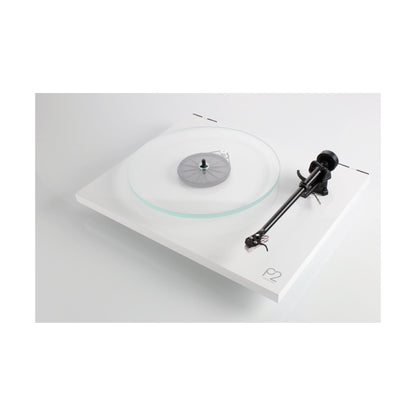 Rega Planar 2 Plattenspieler Weiss Schrägansicht auf Glasteller und Tonarm