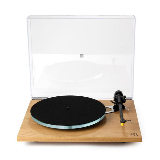 Rega Planar 3 Nd5 Plattenspieler in Eiche, Frontansicht mit Staubschutzhaube