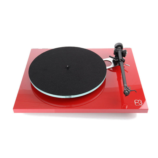 Rega Planar 3 Plattenspieler, Rot, Schrägansicht mit Filzmatte und RB330 Tonarm